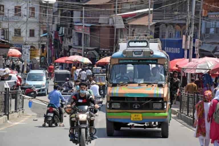 Kashmir retailers thank LG for ease in restriction ahead of Eid