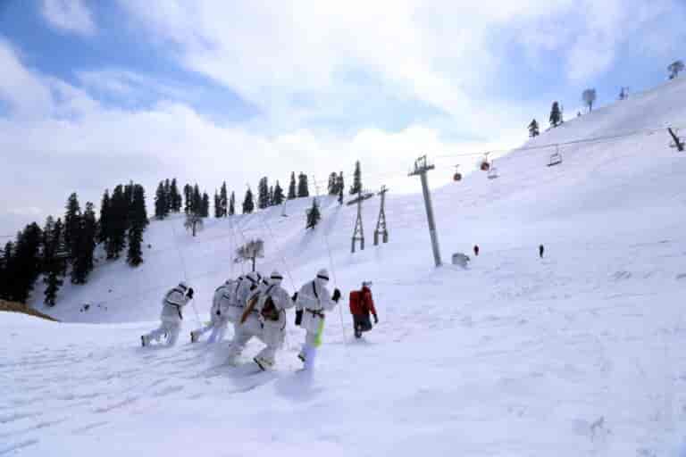 Ten civilians stuck due to heavy snowfall at Sinthan pass rescued