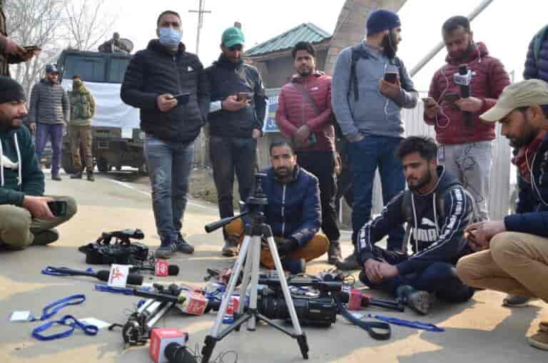 DDC Polls: Journalists stage protest against administration in Bandipora