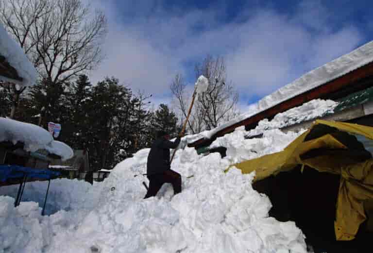Avalanche hits govt vehicle in Gurez, officials escaped unhurt