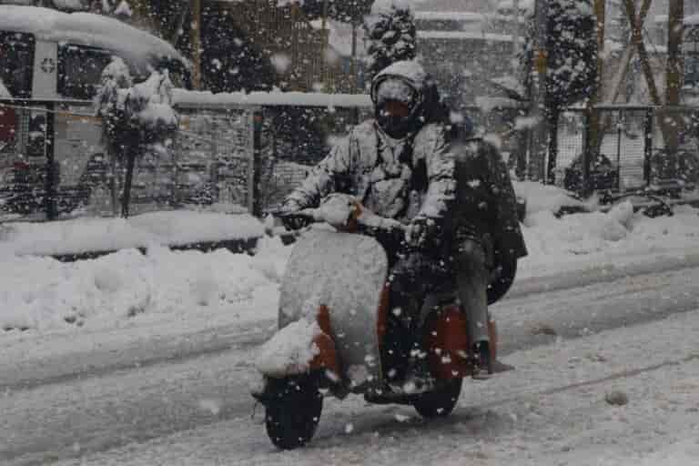Weatherman issues red alert in Kashmir, forecasts ‘very-heavy’ snowfall