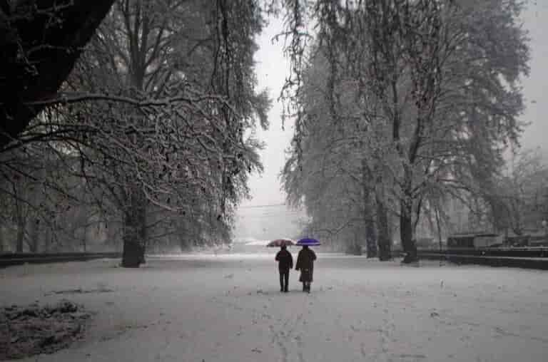 Pahalgam and Kupwara receive fresh snowfall as rains relent after 4 days