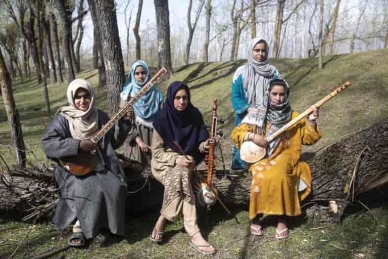 ‘Santoor, Saaze-e-Kashmir, Sufiyana’: Sufi Girls who call themselves Yemberzal 