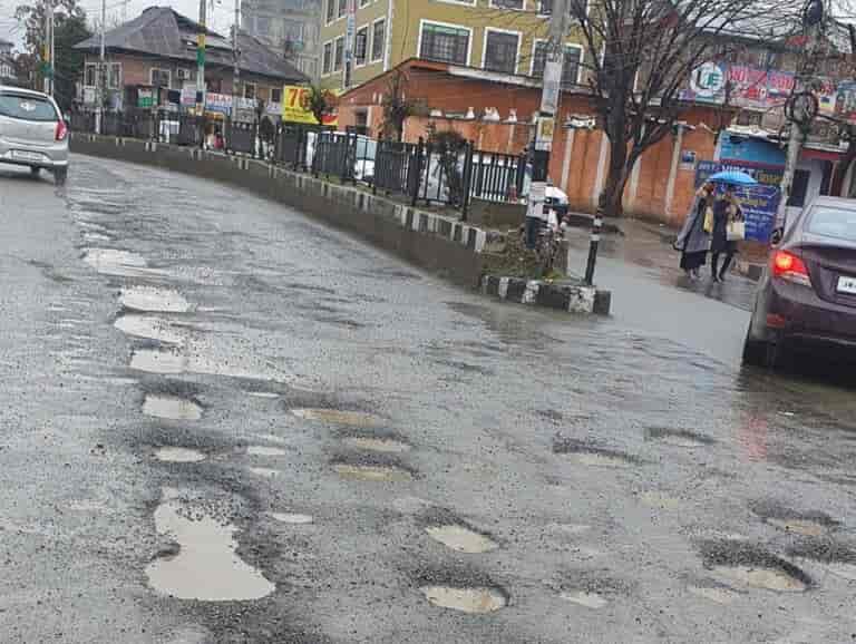 Bad roads damage Kashmir’s economy, says Kashmir Economic Alliance