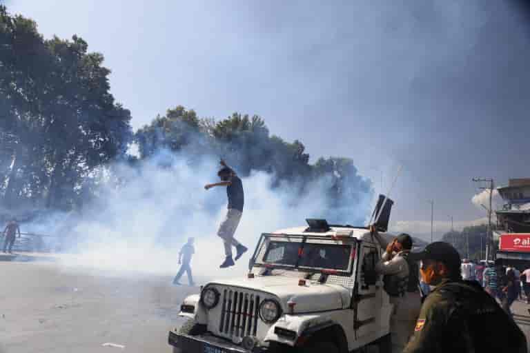 Shia mourners assaulted with tear gas shells, pellets in Srinagar