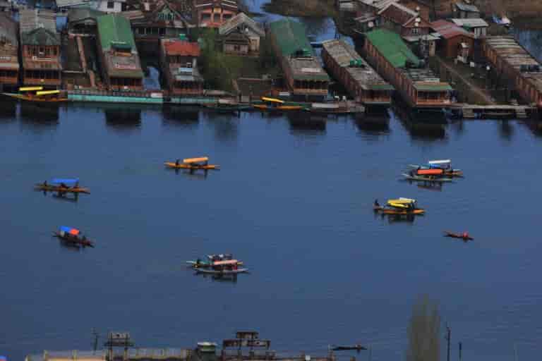 Govt makes availability of life saving jackets mandatory in shikaras in Dal, Nigeen lakes