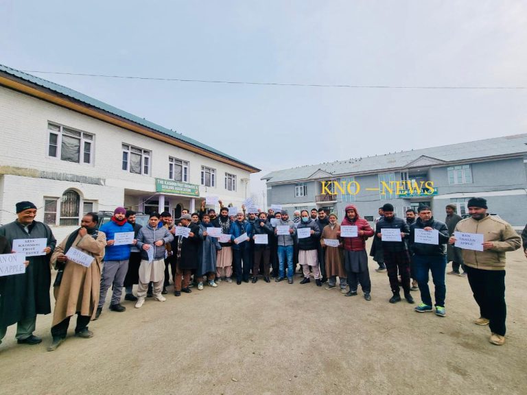 Sopore fruit traders protest against ‘illegal selling’ of Iranian apples