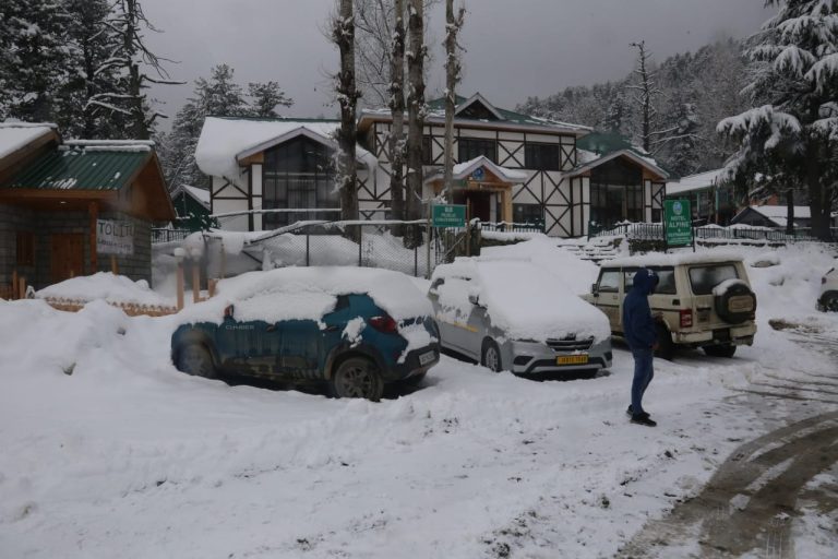 Gulmarg freezes at minus 9.0°C as mercury drops across Kashmir