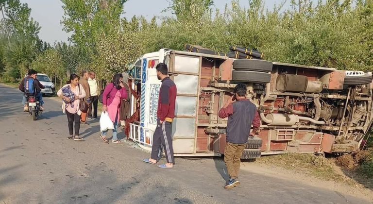 6 tourists injured in Anantnag road accident