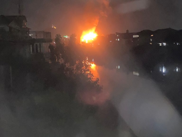 Massive fire breaks out in Srinagar downtown