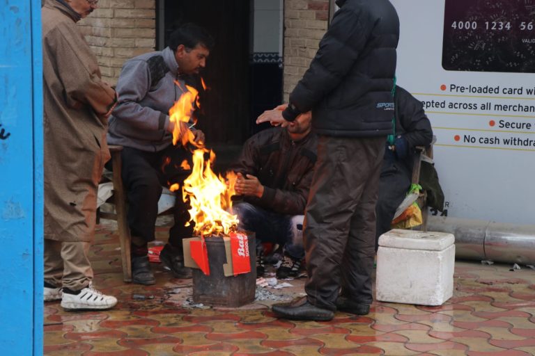 Cold conditions continue in Kashmir, Srinagar freezes at minus 1.0°C