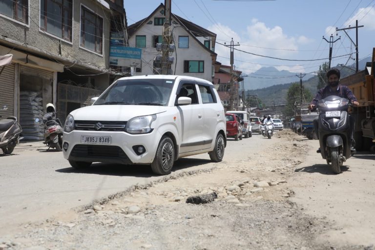 Srinagar roads, khayam chowk